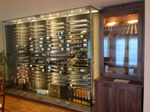 Tại sao nên chọn mẫu tủ rượu kính cho không gian nội thất hiện đại